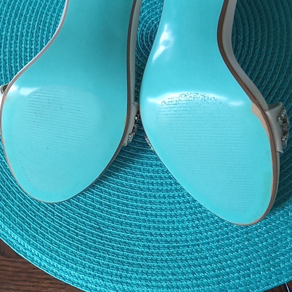 Blue by Betsey Johnson women's heels-LIKE NEW - Picture 3 of 8